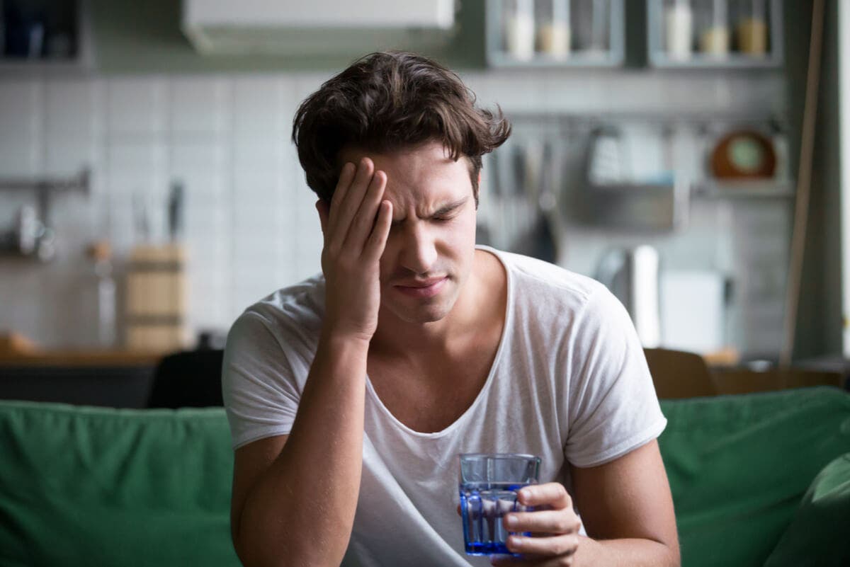 Hombre joven con migraña