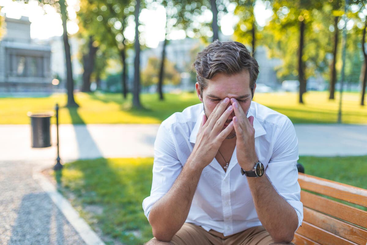 Hombre con sinusitis y dolor de cabeza.