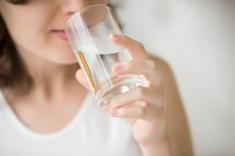 Estos son los beneficios de beber agua con el estómago vacío
