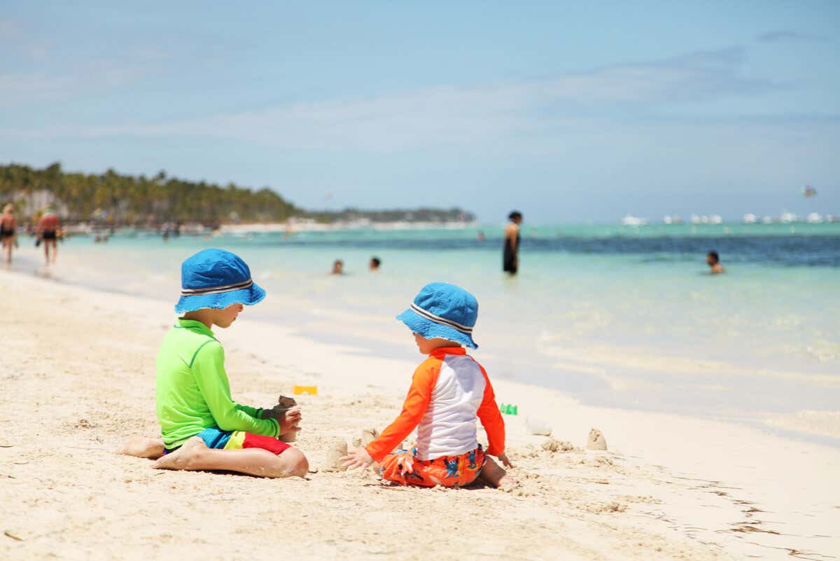 Juegos en la playa entre niños en verano