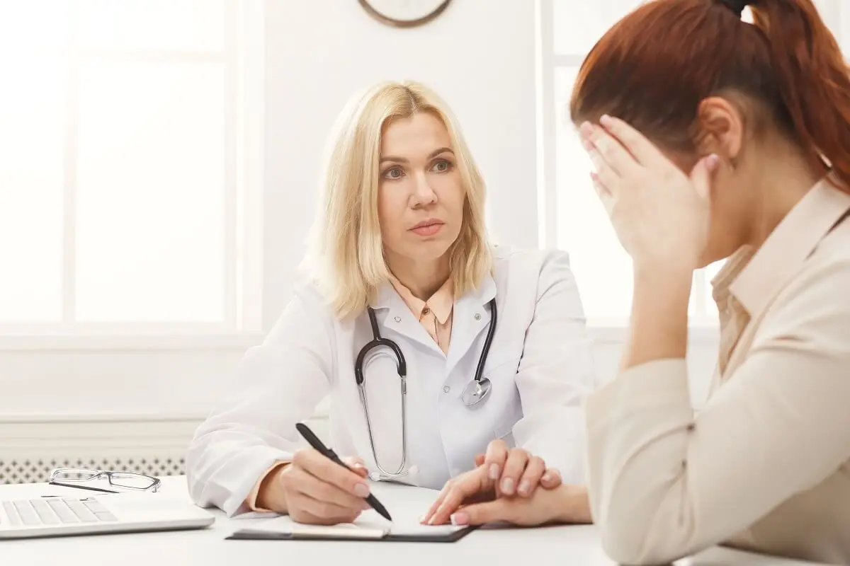 Mulher em uma consulta médica.