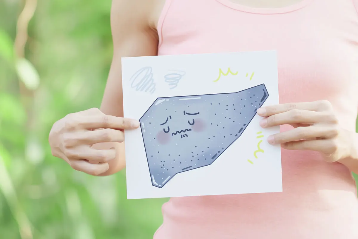 Mujer con dibujo de hígado con cirrosis