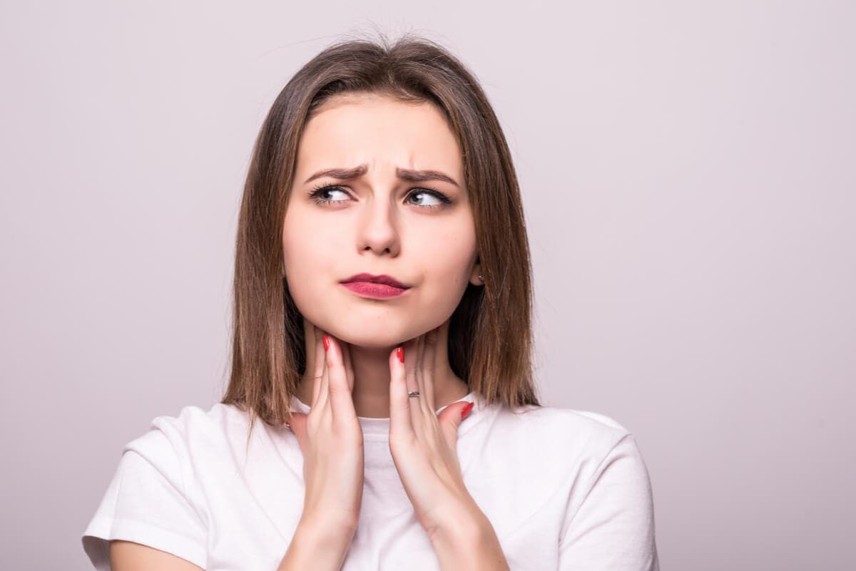 Mujer con dolor de garganta
