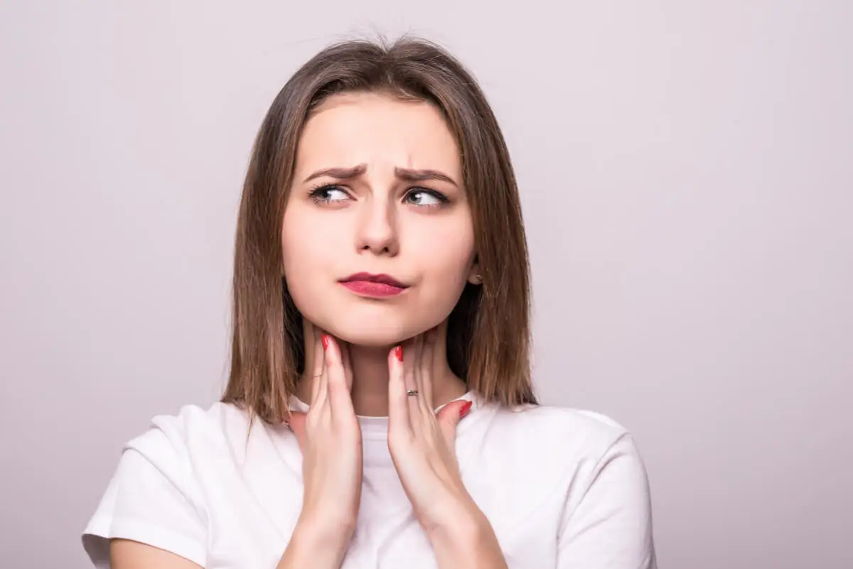 Mujer con dolor de garganta