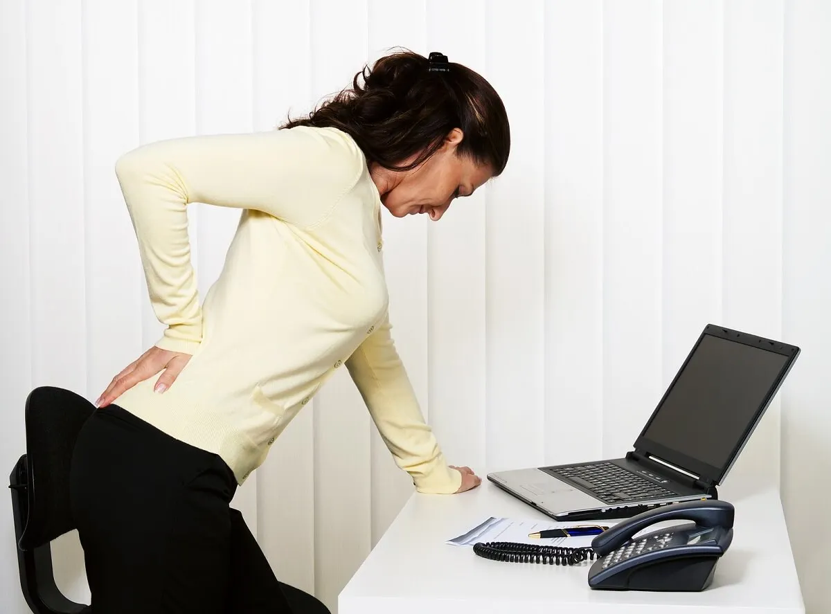 Mujer con dolor lumbar y muscular.
