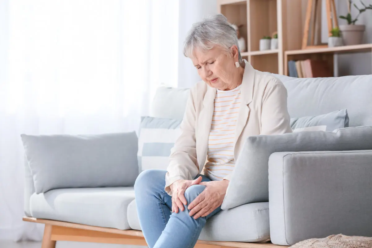 Mujer con dolor articular en rodilla