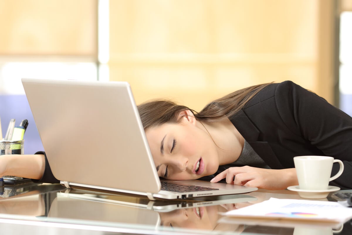 Mujer dormida en el trabajo con un microsueño.