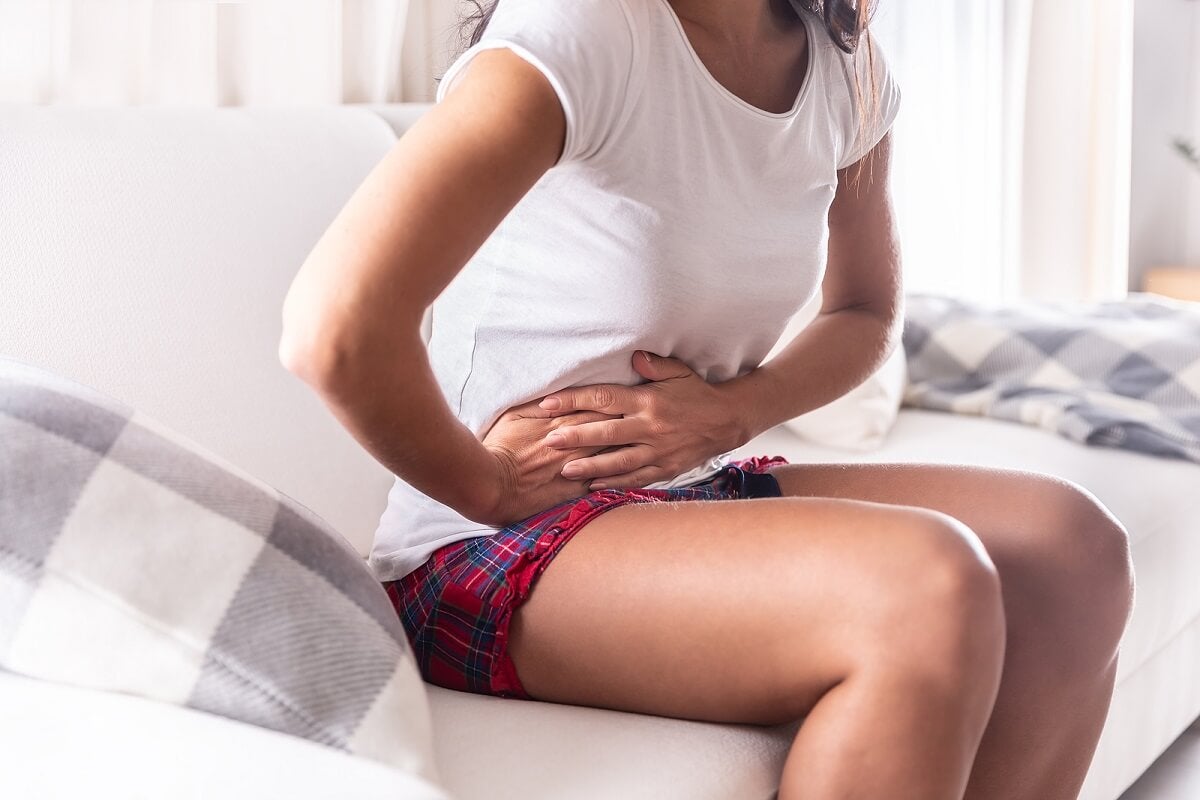 Crohn-Krankheit - Frau mit Unterleibsschmerzen