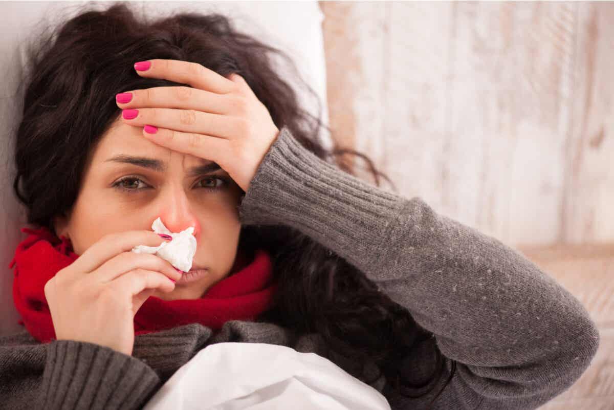 Mujer con dolor por gripe