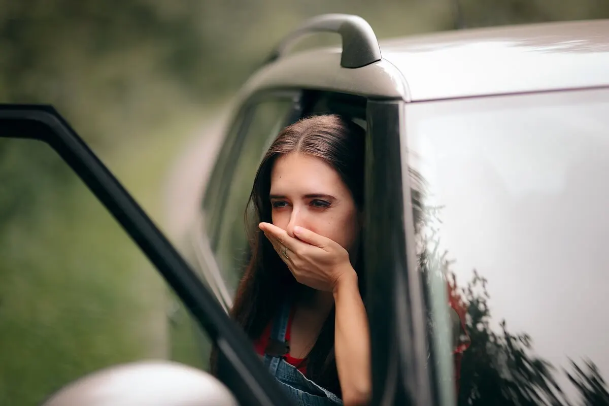Vómitos en el auto.