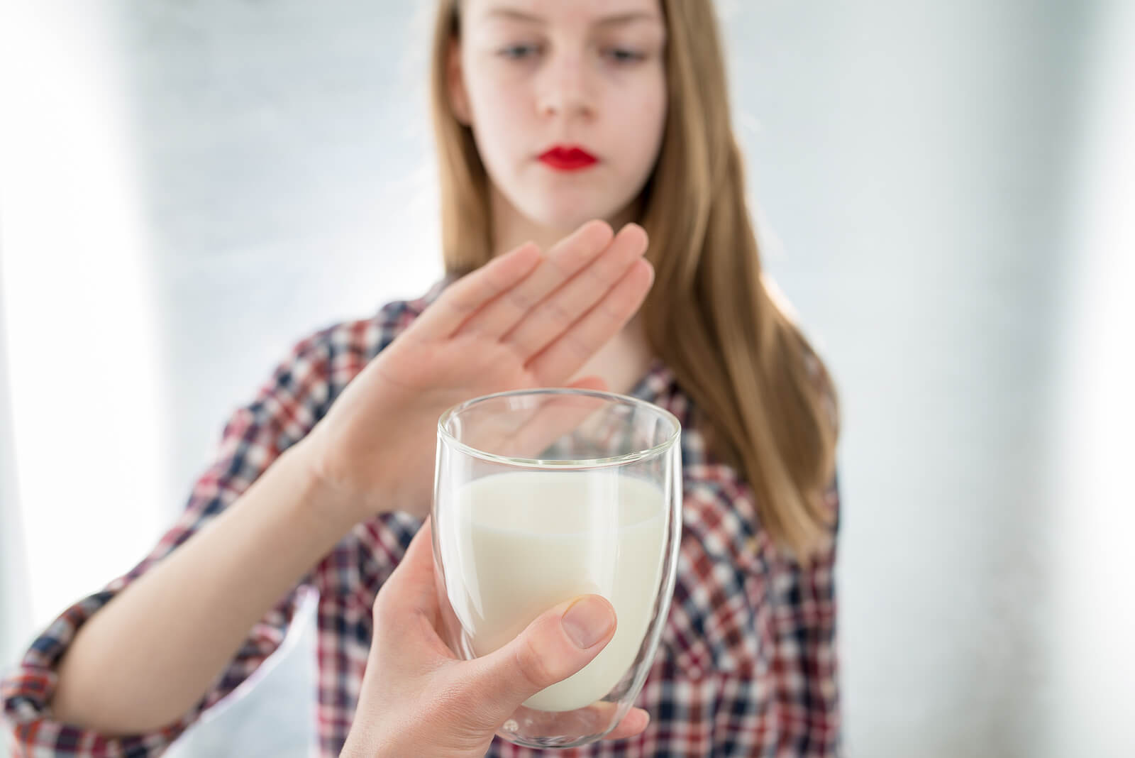 Brechreiz - Frau lehnt ein Glas Milch ab