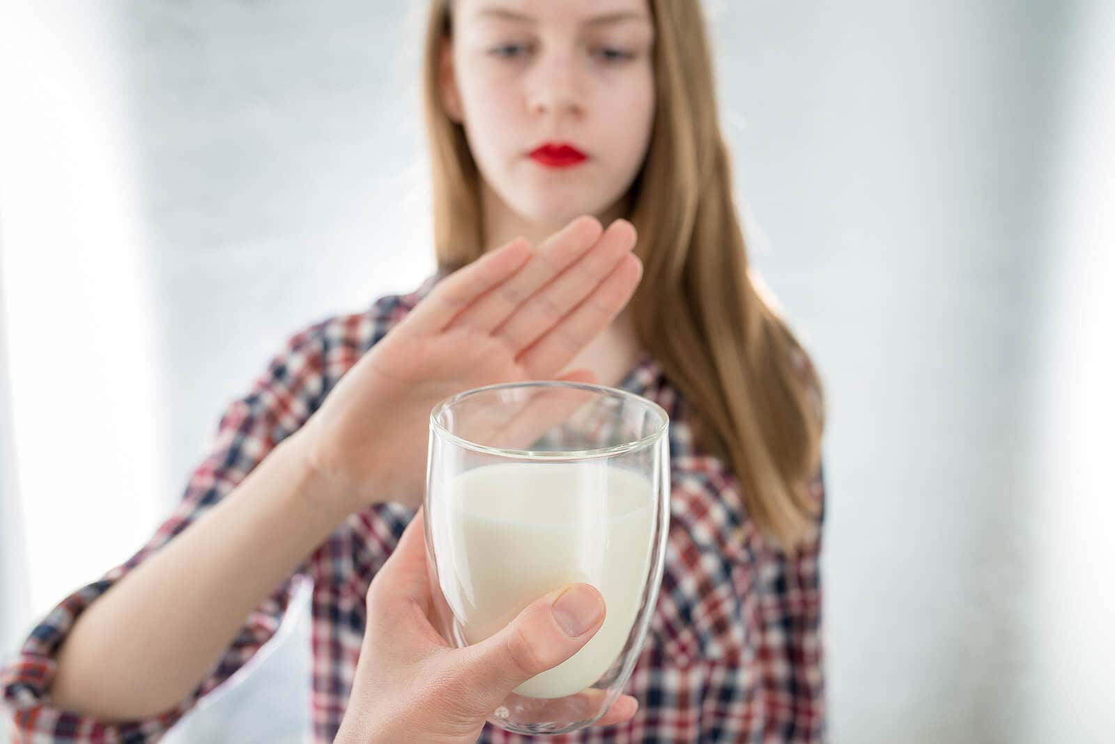 Nudności. Dziewczyna odmawia picia mleka. 