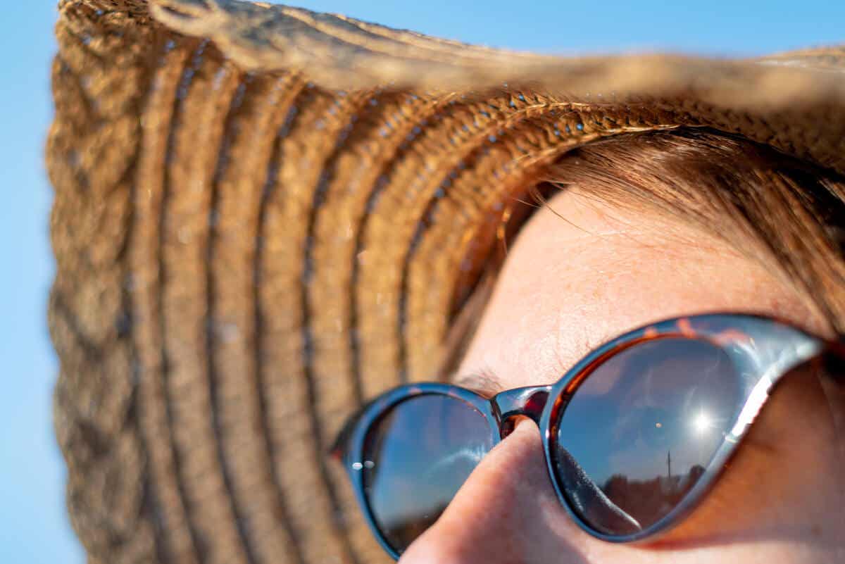 Mujer con lentes de sol