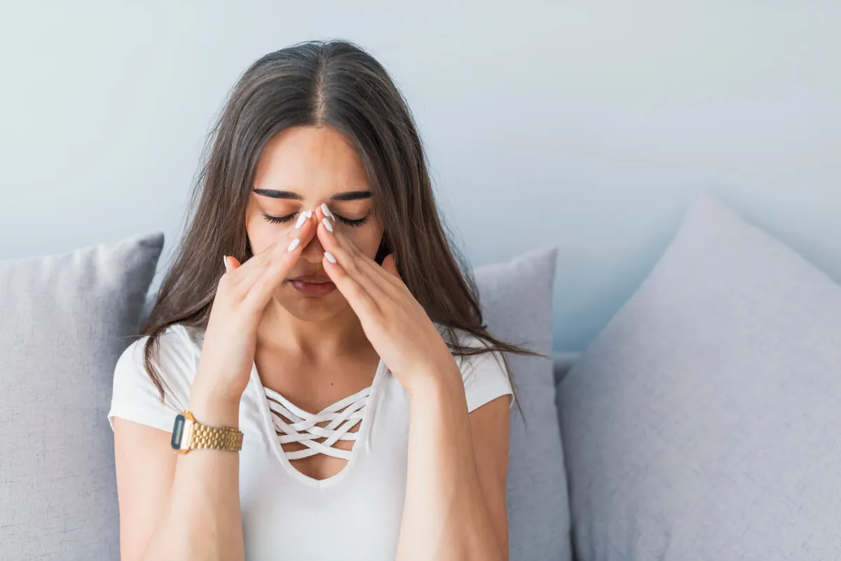 Mujer con sinusitis