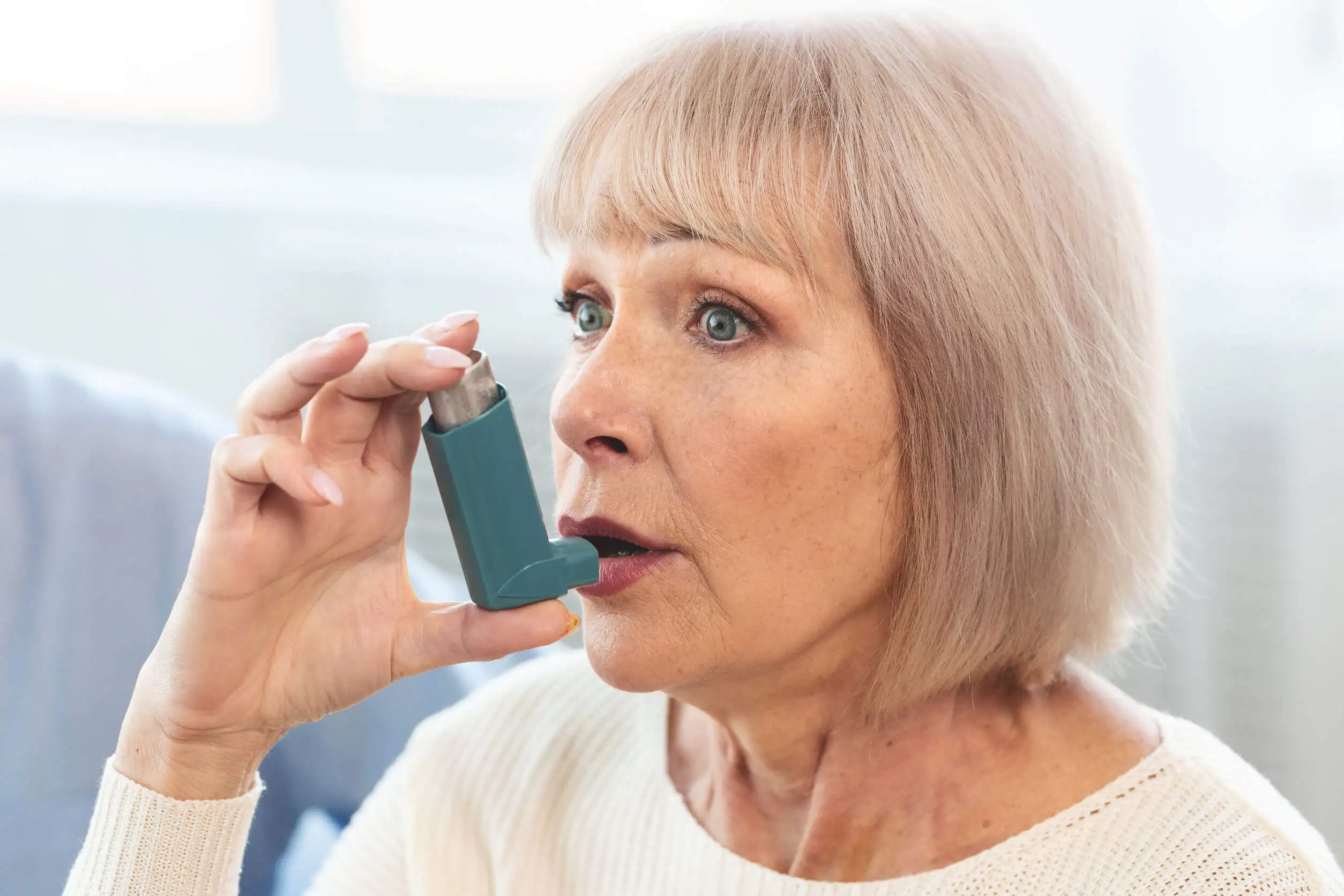Vrouw gebruikt een inhalator