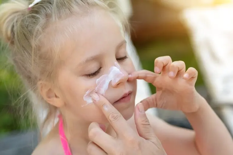 ¿Por qué es importante cuidar la piel de los niños en verano?