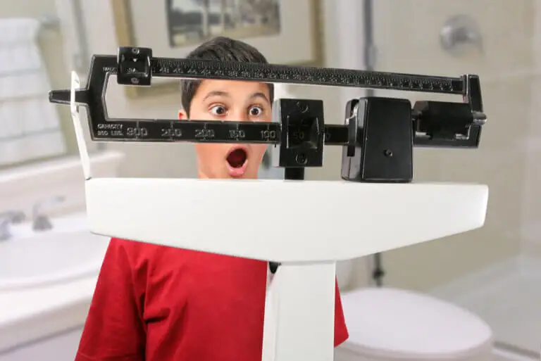 ¿Cuáles son las causas más comunes de obesidad infantil?
