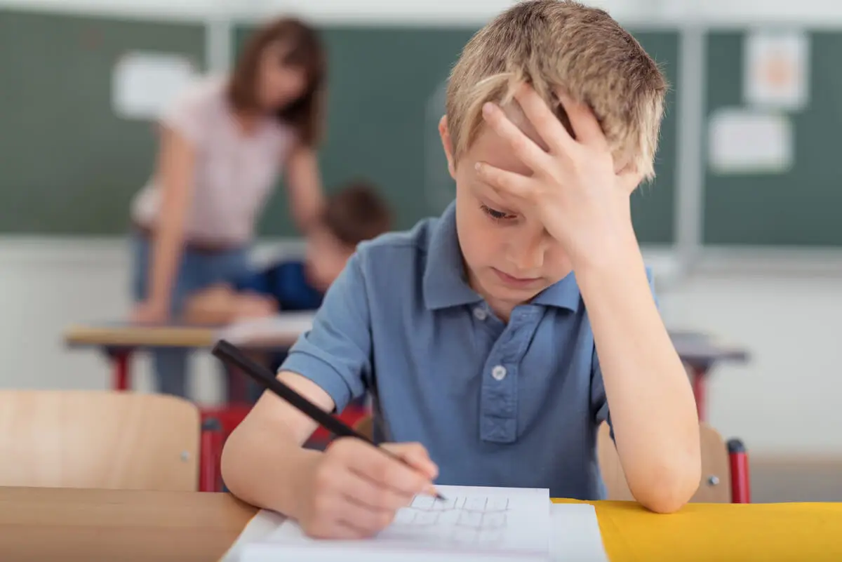Niño con dolores de cabeza que no calman con omega 3.