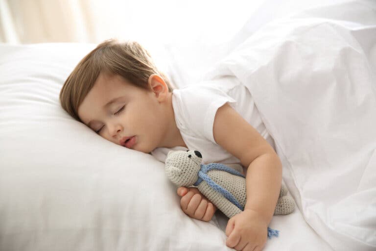 4 consecuencias de acostar tarde al niño