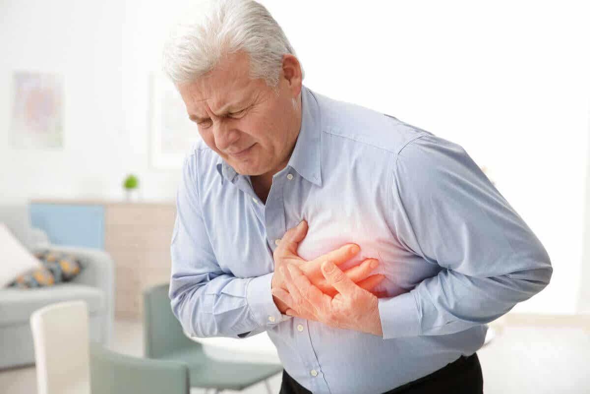 HDL-Cholesterinspiegel - Mann mit Herzbeschwerden