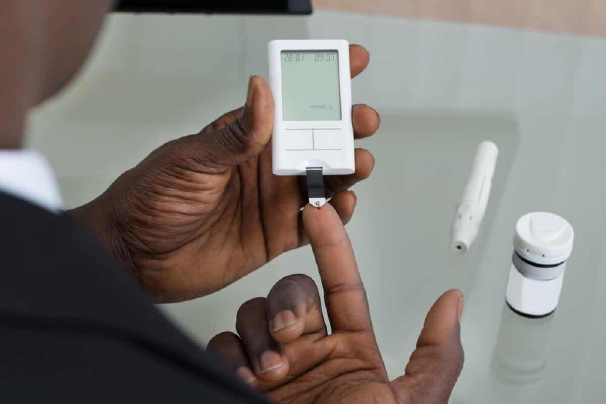 Paciente diabético mide su glucemia.