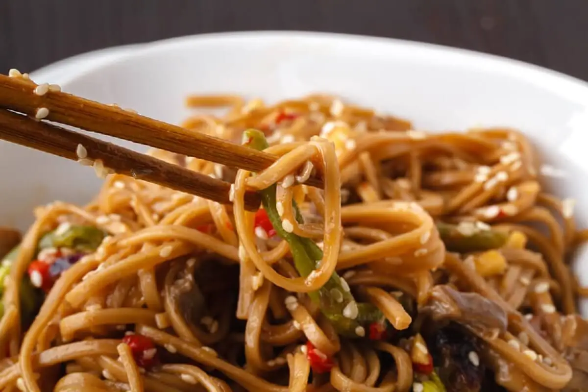 Fideos con salsa de vegetales