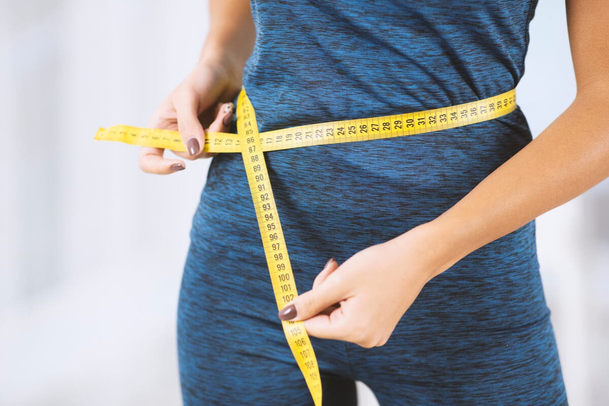 Medición del abdomen en mujer