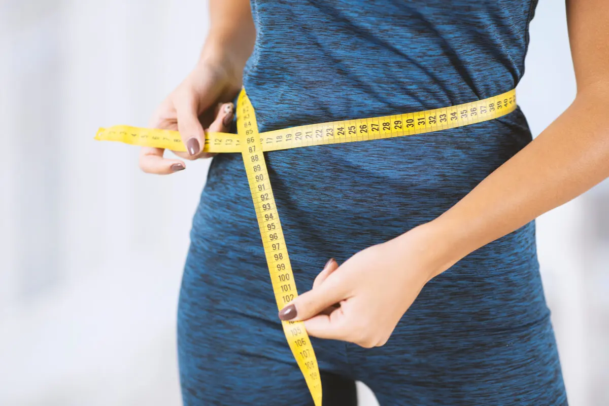 Medición del abdomen en mujer