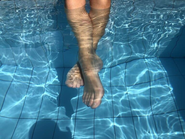 ¿Por qué se arruga la piel en el agua?