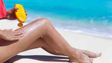 كريم الشمس على الساقين.