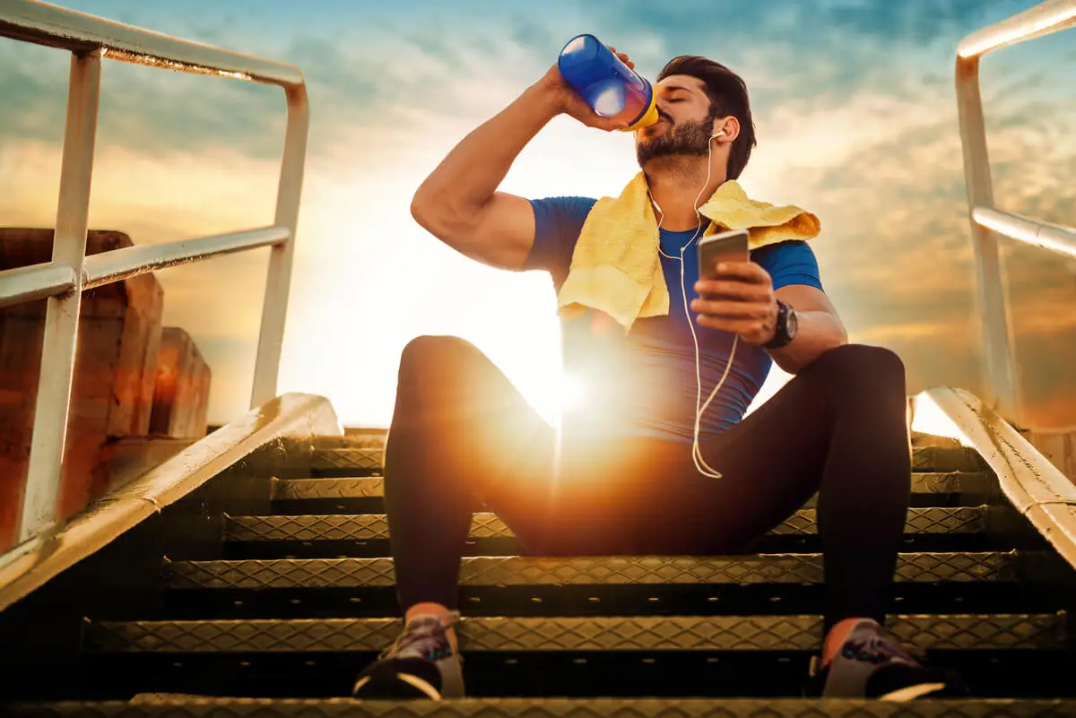 Hombre hace deporte en la mañana.