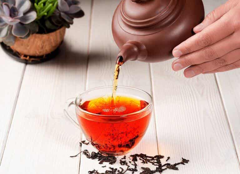 Beber té rojo ayuda a perder peso: ¿mito o realidad?