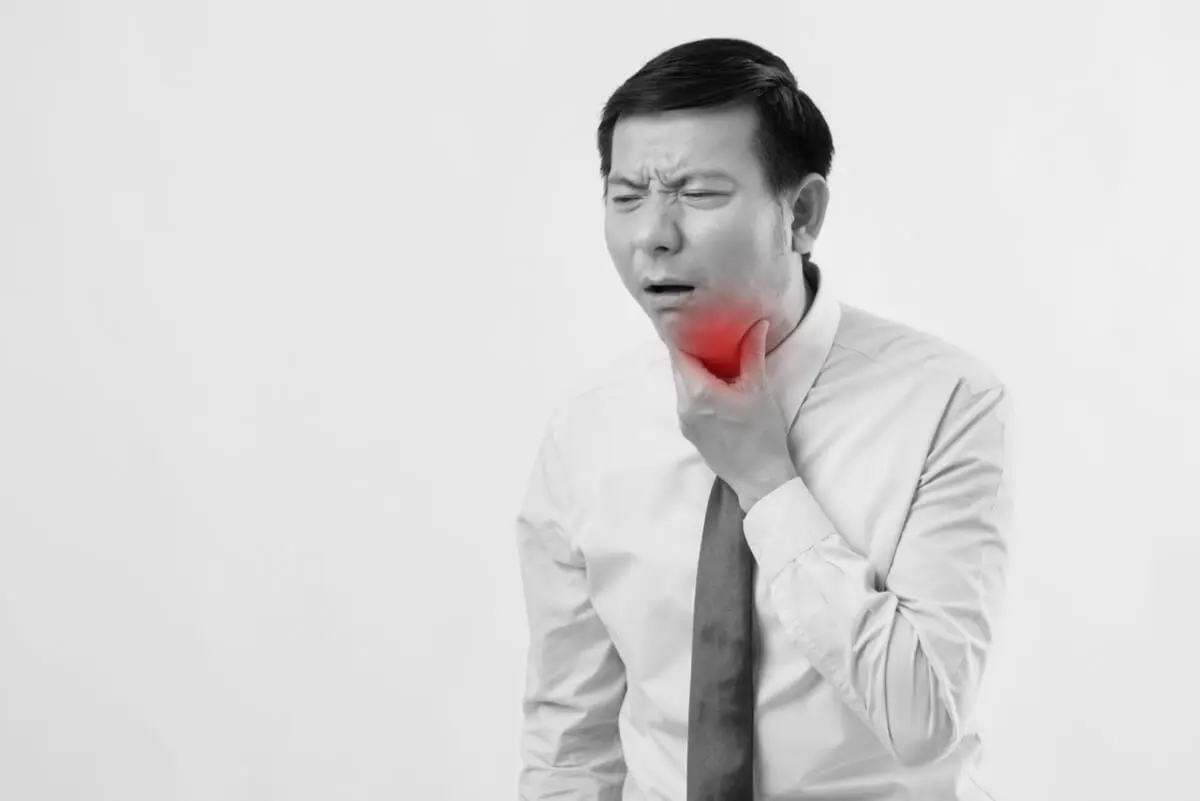 Hombre con dolor de garganta