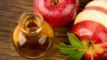 ¿Cómo actúa el vinagre de manzana en la piel?