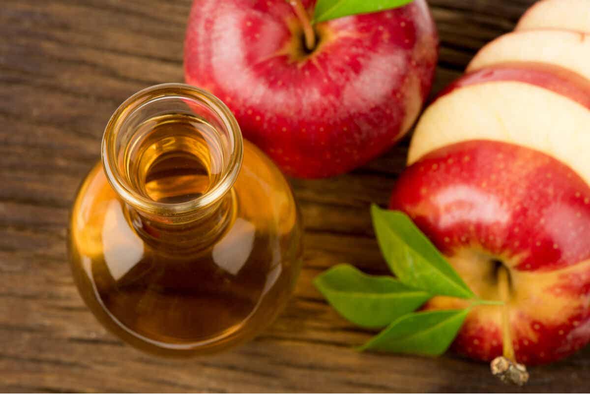 ¿Cómo actúa el vinagre de manzana en la piel?