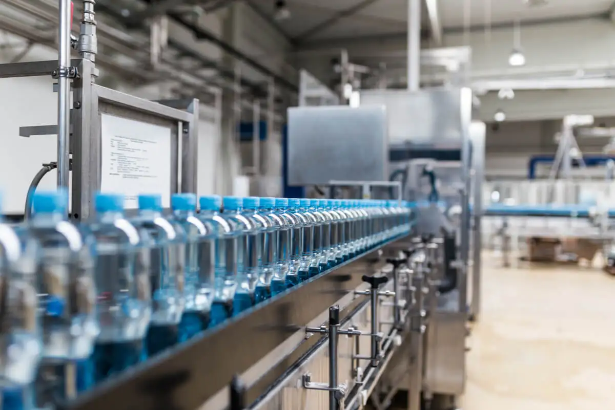 Agua embotellada en fábrica