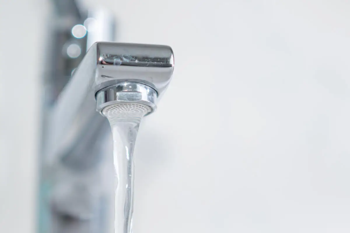 Agua del grifo para una quemadura superficial