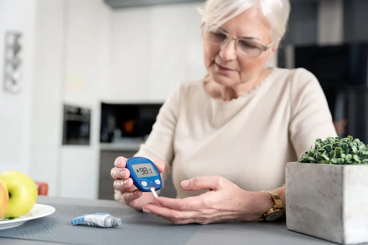 Mujer mide su glucemia