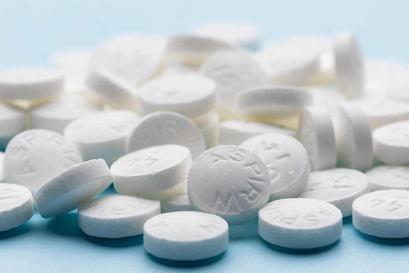 Las aspirinas son medicamentos que pueden causar tinnitus.