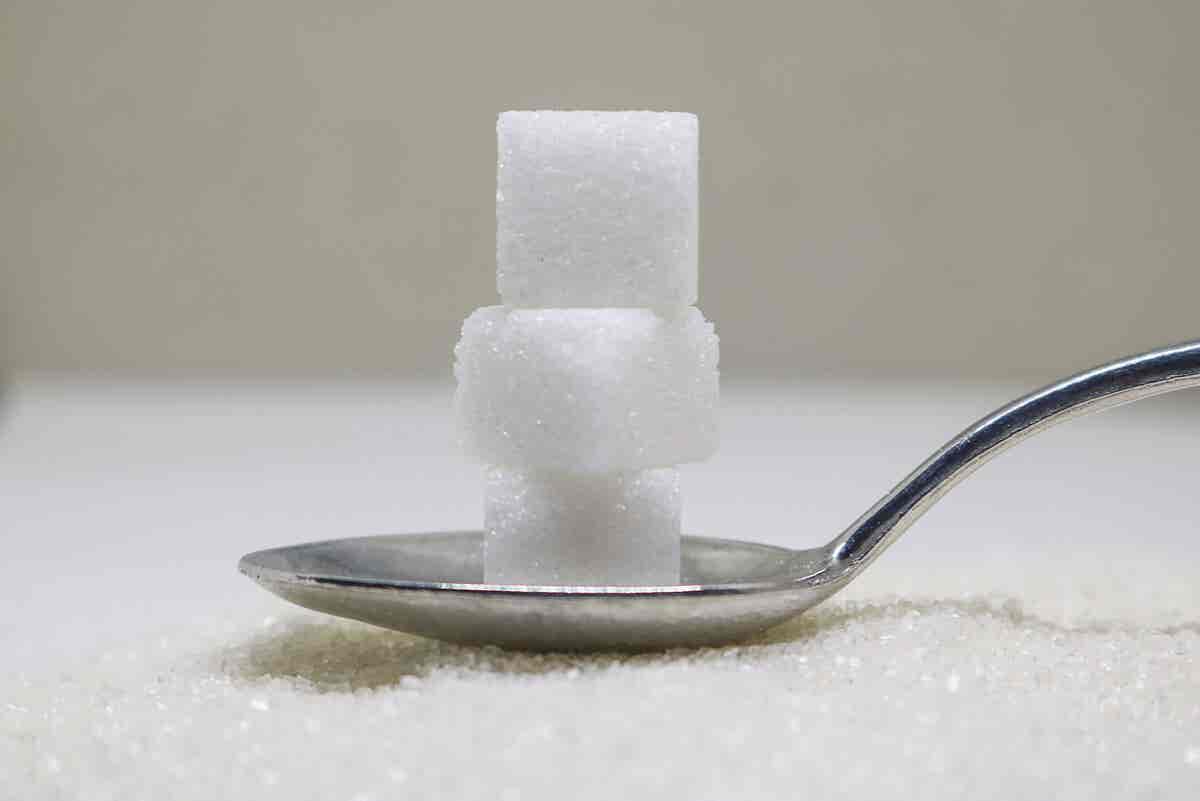 Azúcar refinado en cuchara