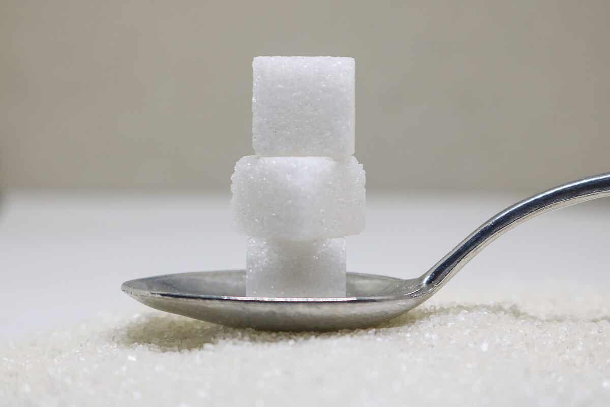 Azúcar refinada en una cuchara.