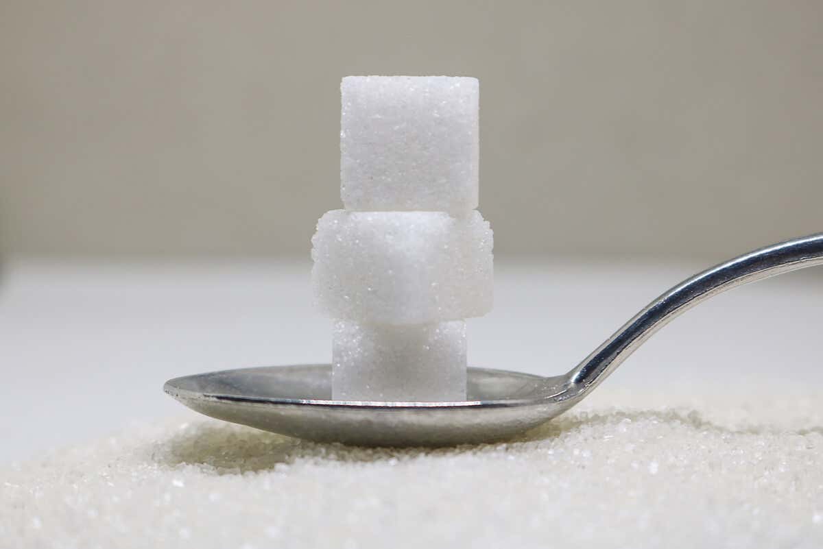 Azúcar refinada en una cuchara.