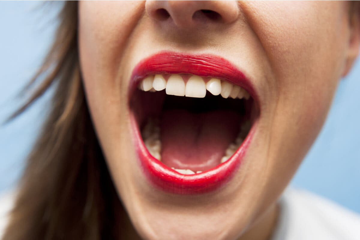 Mujer pronunciando vocales.