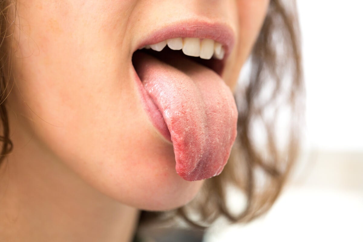 Vrouw steekt tong uit