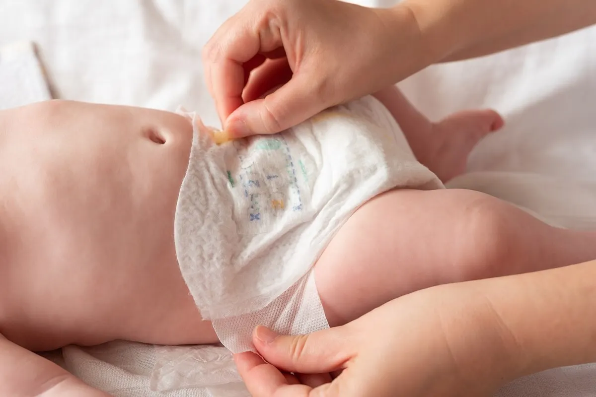 Troca de fralda em bebê de 4 meses.