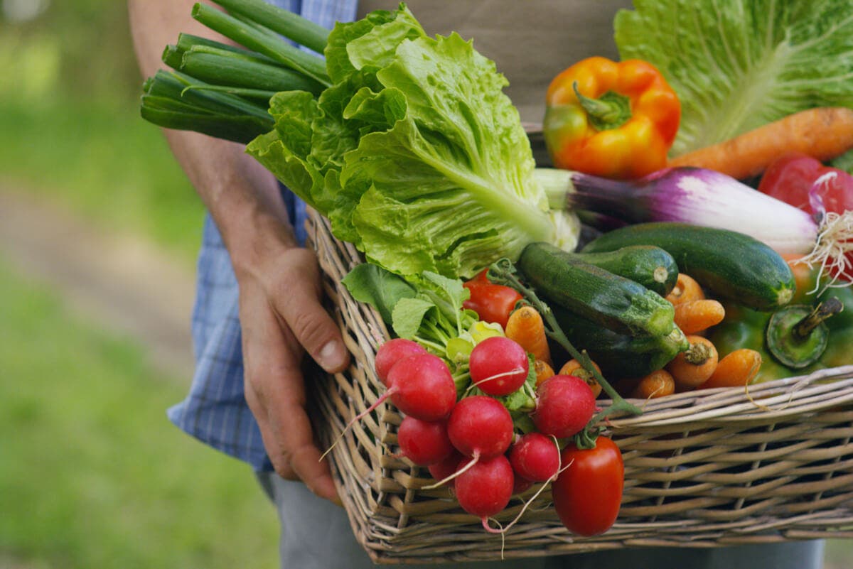 Canasto con verduras.