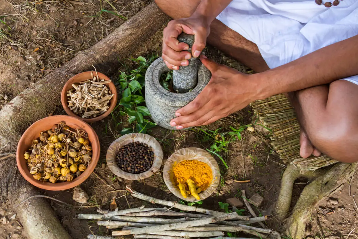 Medicina natural com elaboração de preparações.