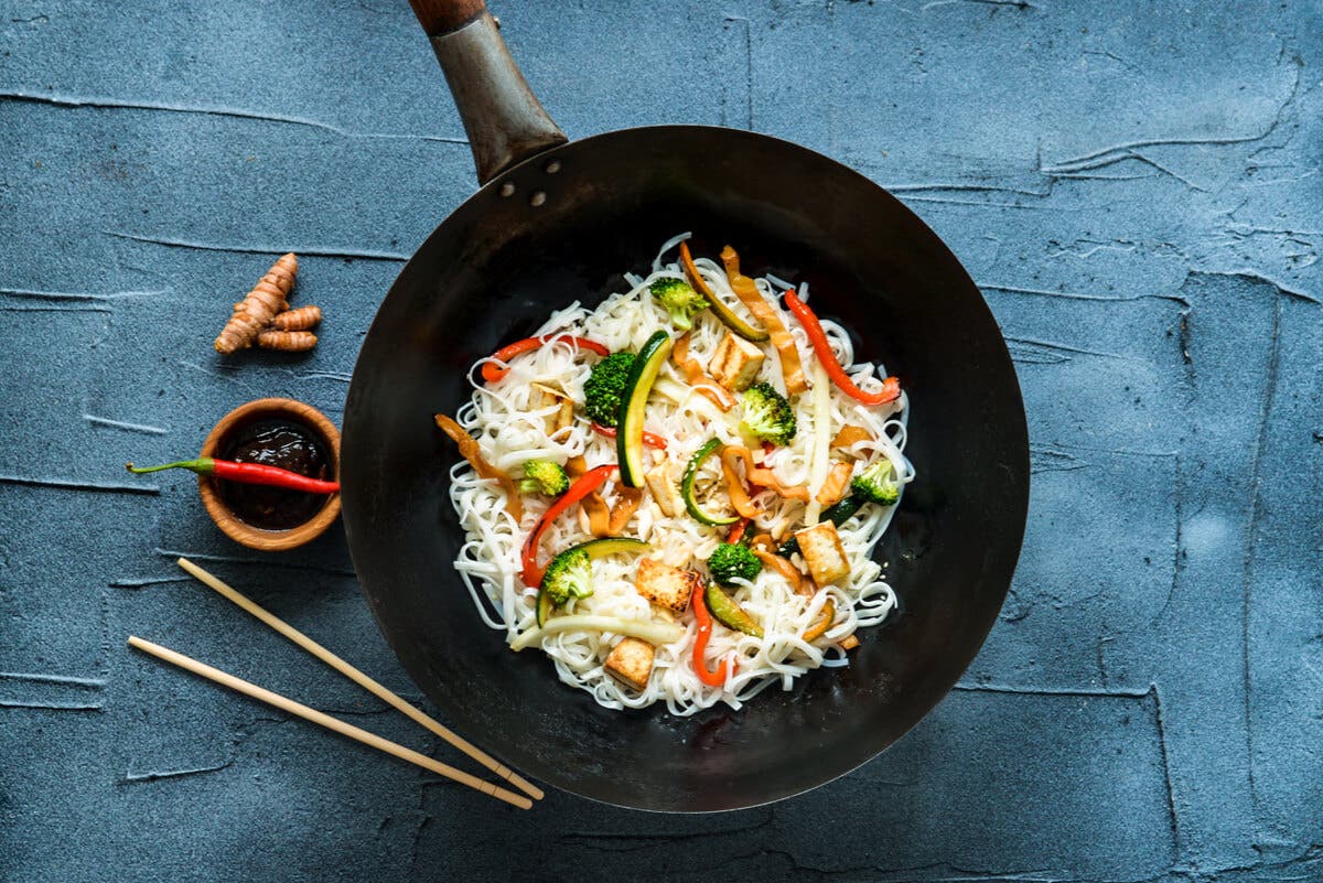 Comida thai en plato.