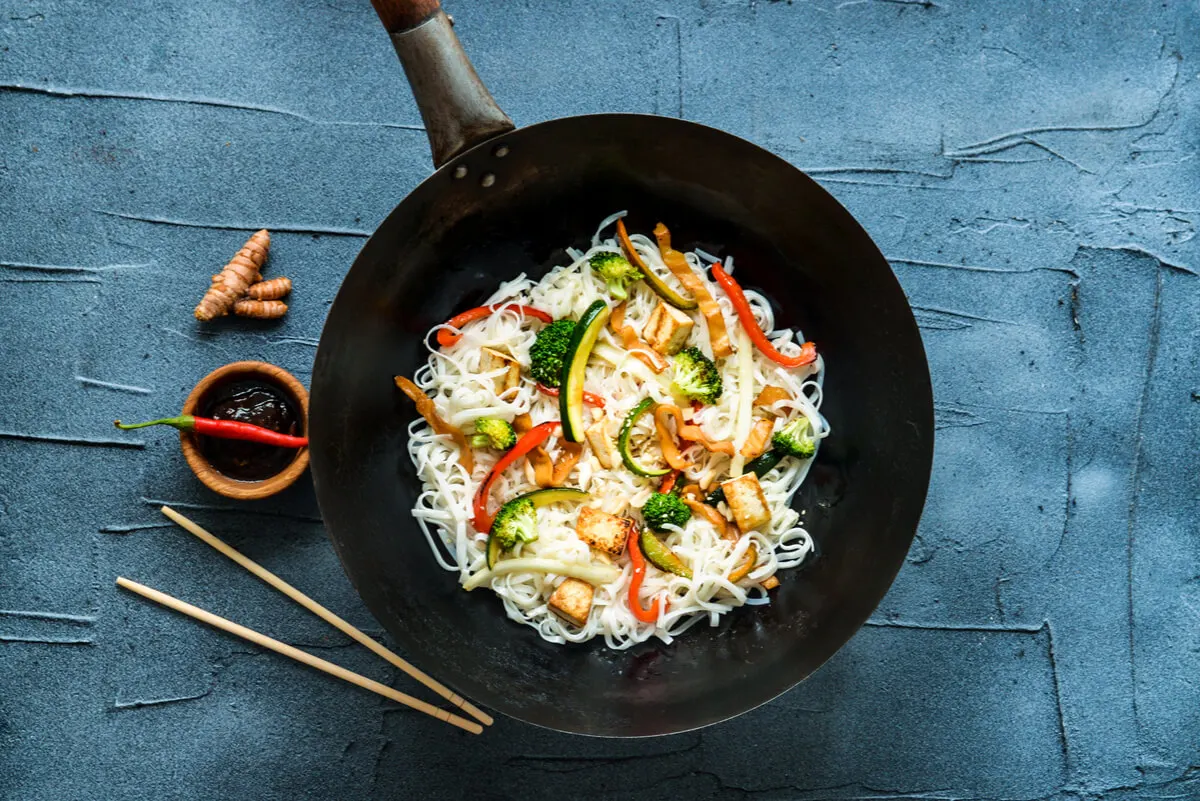 Comida thai en plato.