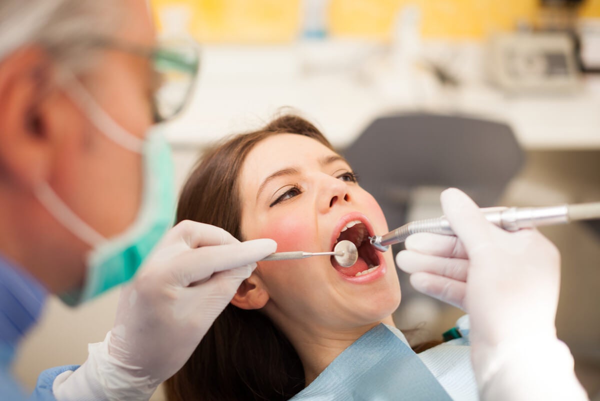 Consulta con un dentista para colocar implante dental.